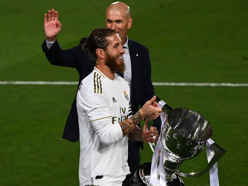 ريال مدريد يتوج بلقب الدوري الإسباني وتعليق خاص من زيدان